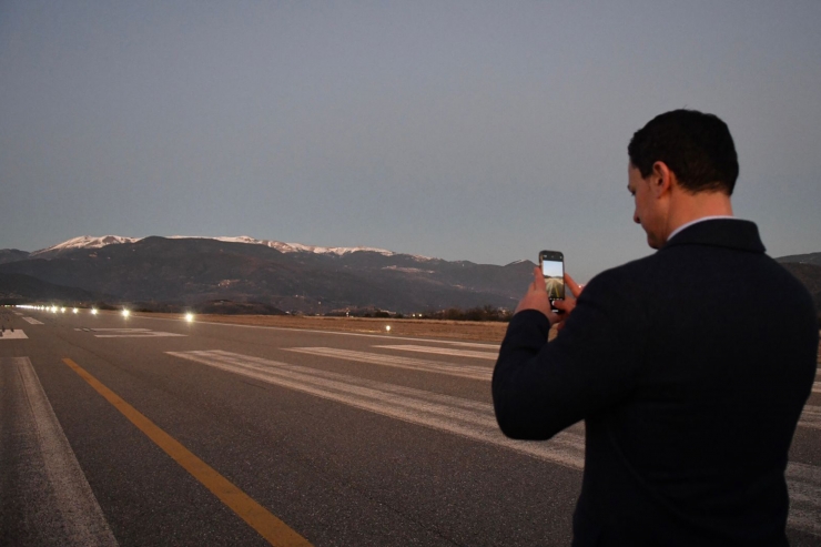 El ministre de Presidència, Economia i Empresa, Jordi Gallardo, fent una fotografia del simulacre d'il·luminació a l'aeroport d'Andorra-La Seu.